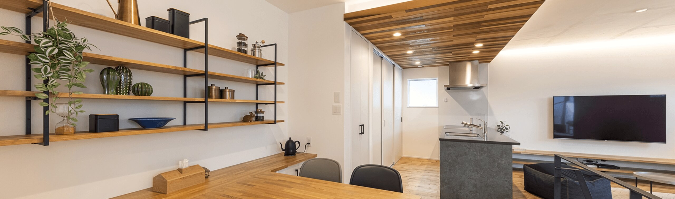 おしゃれで広々としたリビング