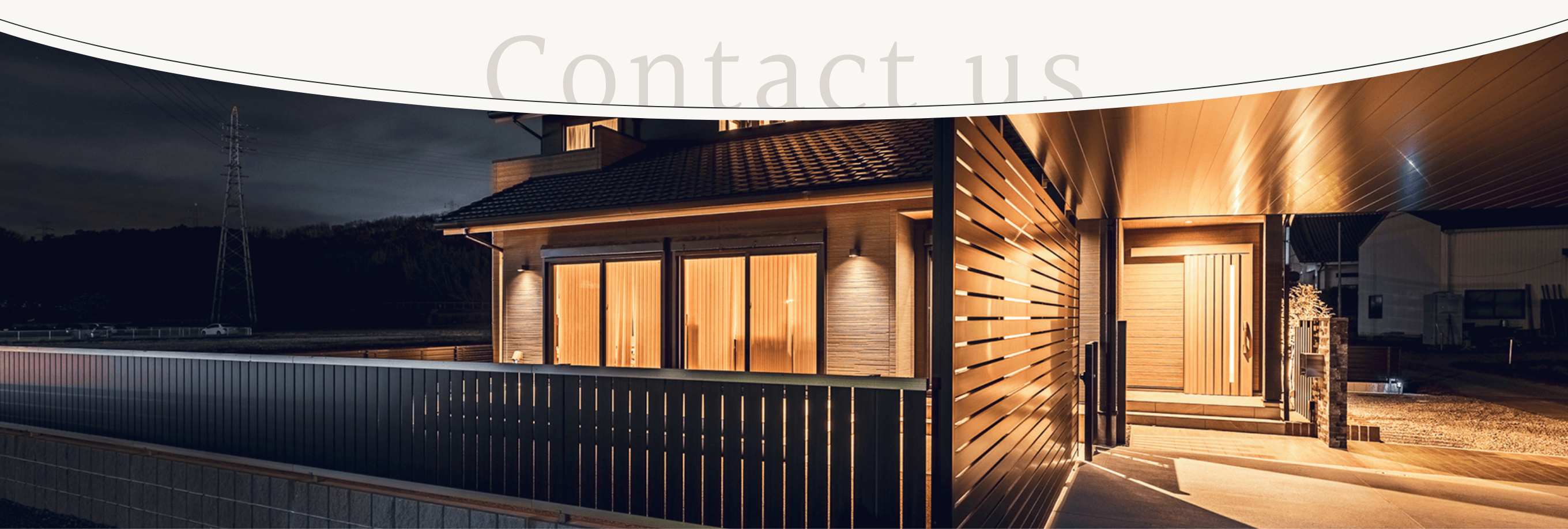 ライトに照らされた夜の家の外観