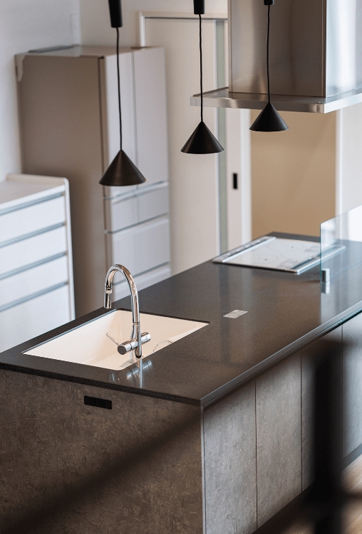 シックなデザインのキッチン