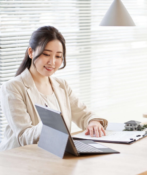 iPadを見ながら説明している女性