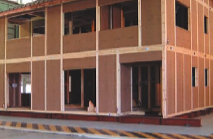 実物大住宅モデルで、過去最大級の地震を再現した地震波を5回連続で加振、耐震性能を検証。