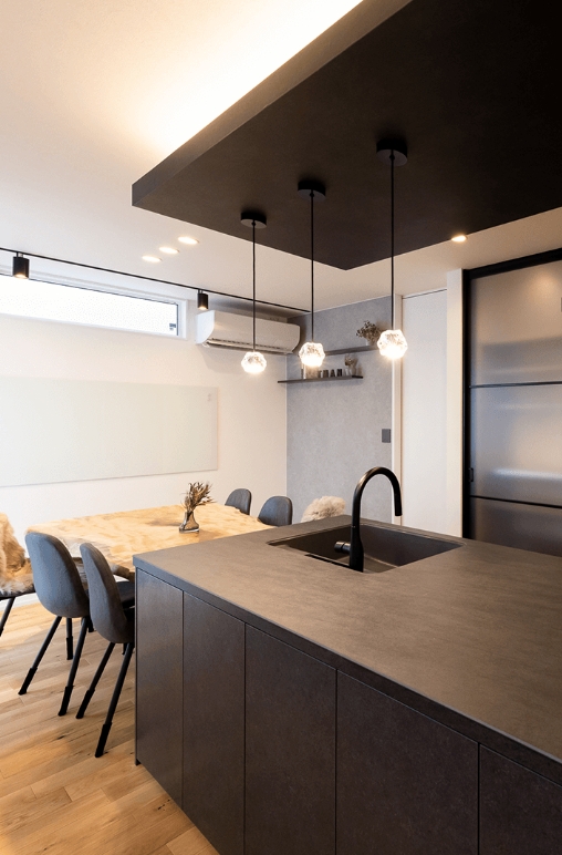 シックなデザインのキッチン