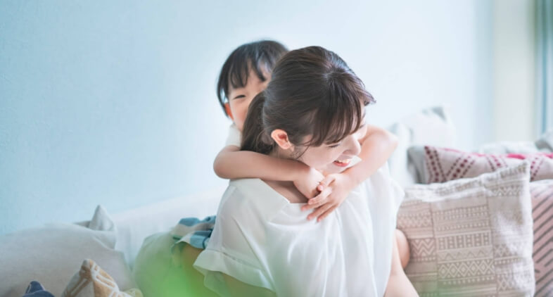 親子が抱き合う写真