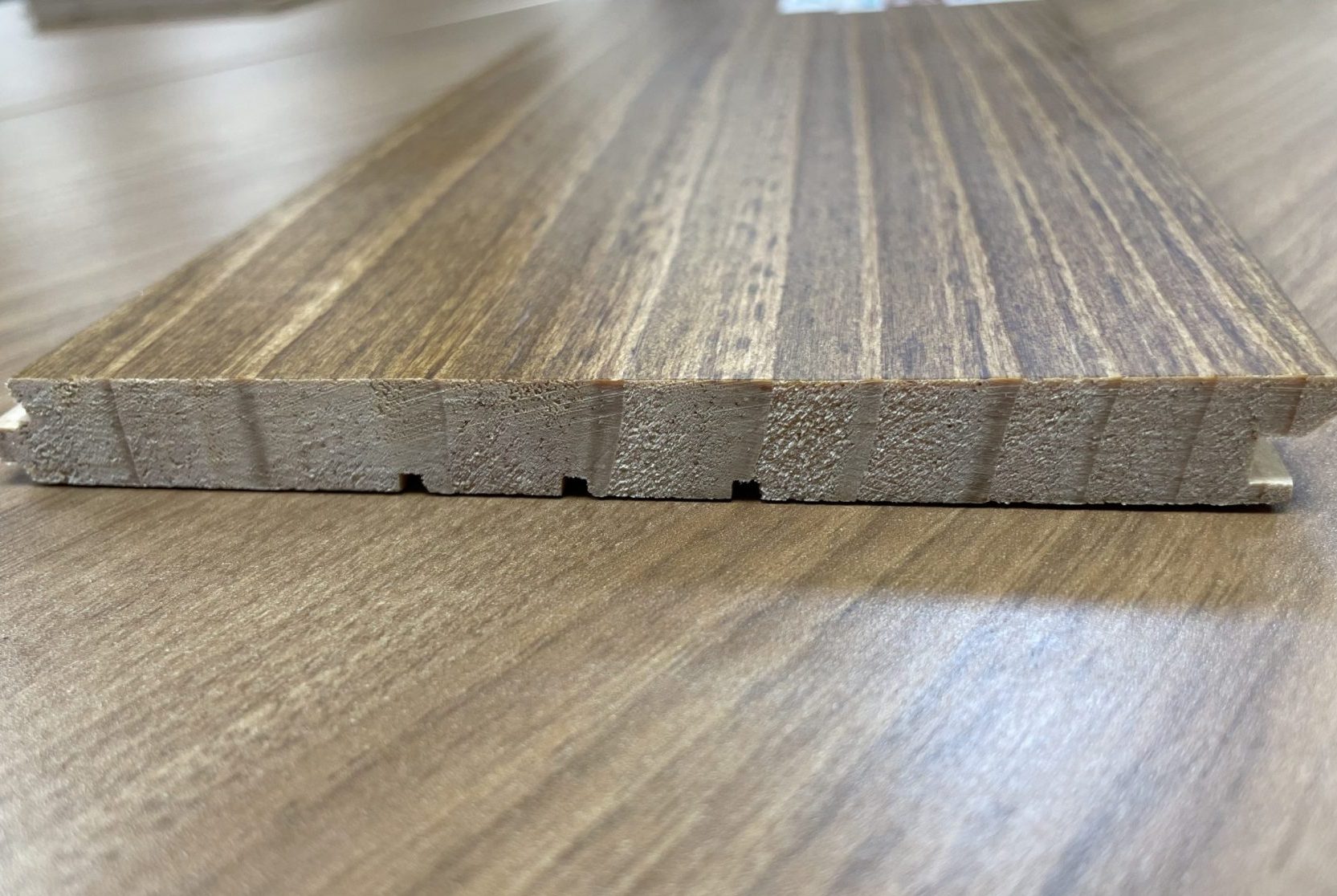 パイン材の無垢フローリング(ピノアース)