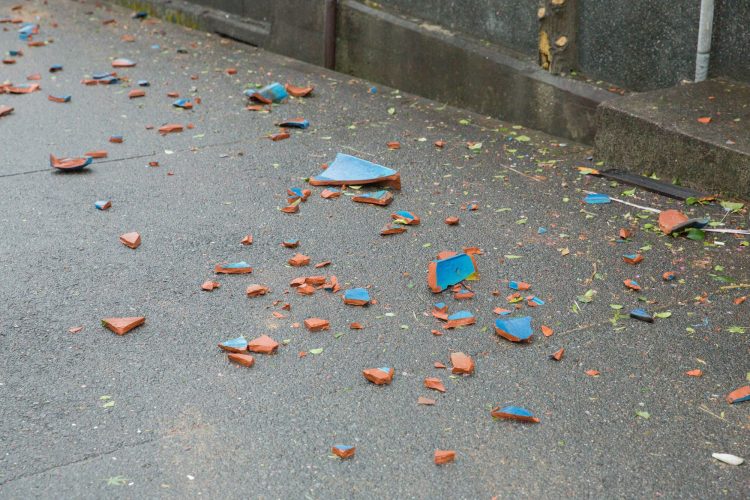 瓦屋根が地震に弱いと言われるのはなぜ?