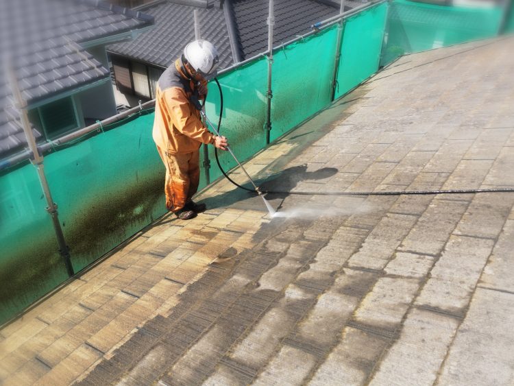 瓦屋根に塗装を施す方法をご説明