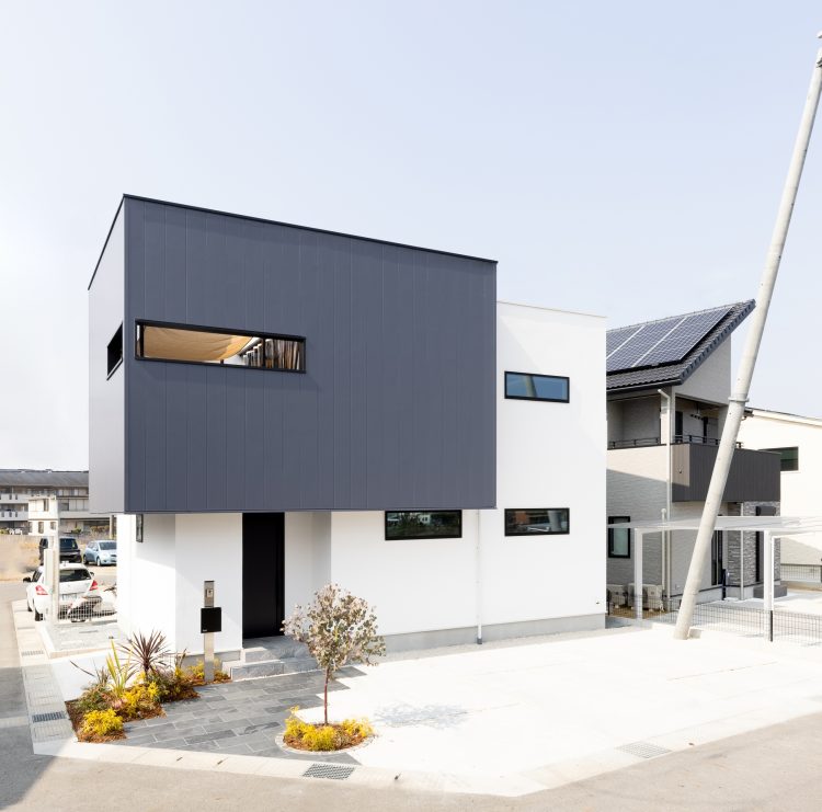 視線をさえぎりつつおしゃれ感を演出したシンプルモダンな外観