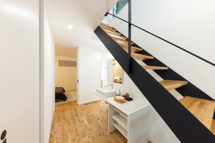 こだわりのスケルトン階段で玄関ホールの開放感をアップ