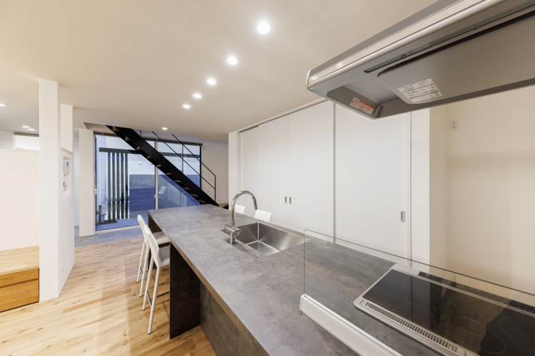 家族とコミュニケーションの取りやすいキッチン