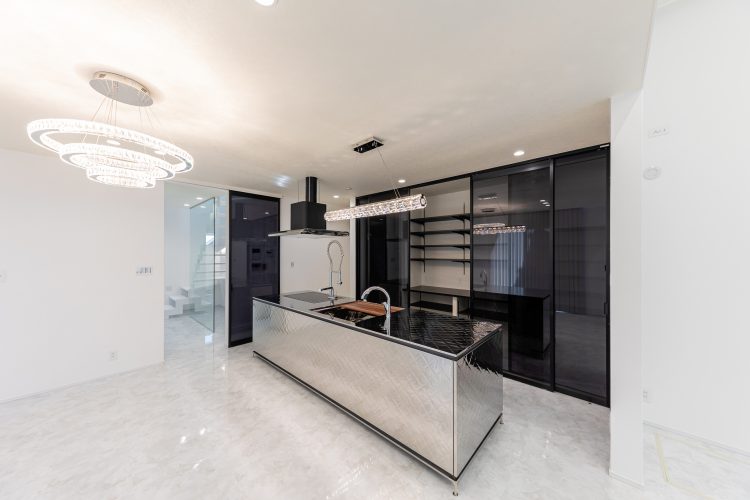 動線を考えたシックで使いやすいアイランドキッチン