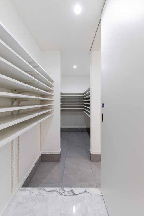 家族の靴をしまえるシューズクローク