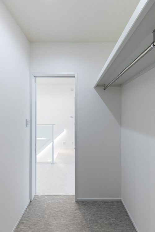 大型の2つのウォークインクローゼット