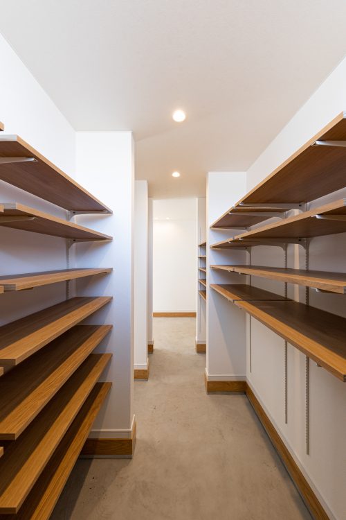 たっぷり収納できるシューズクローク