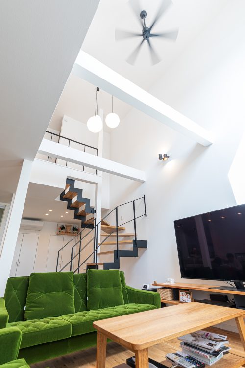 吹き抜けで開放的なリビングは?