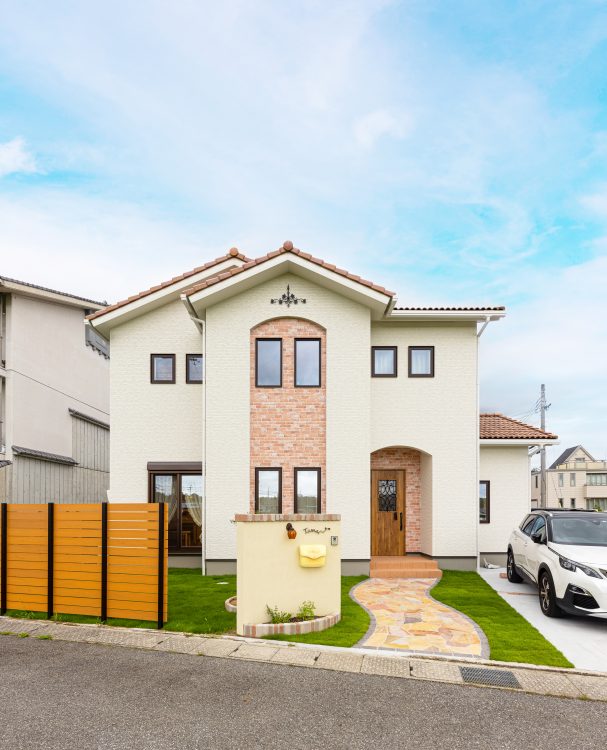 三角屋根の可愛らしい外装は？