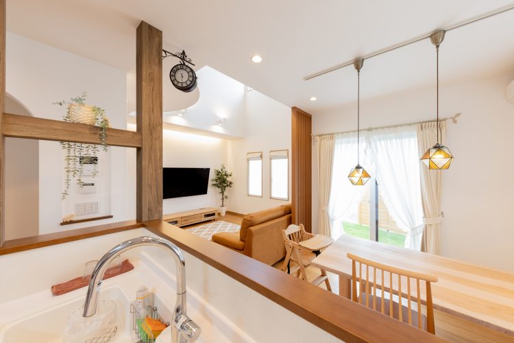 随所に明るさを感じる開放感ある空間は？