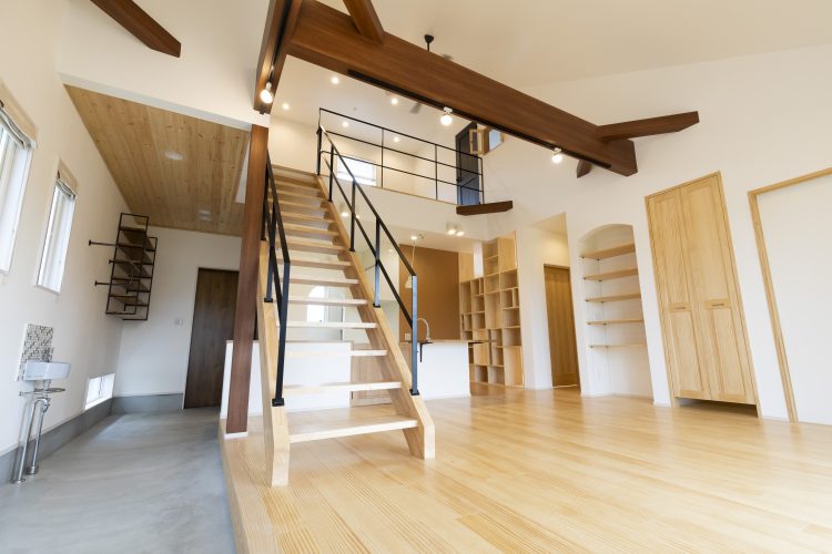 高い天井から降り注ぐ光が心地よいリビングはどんなもの?