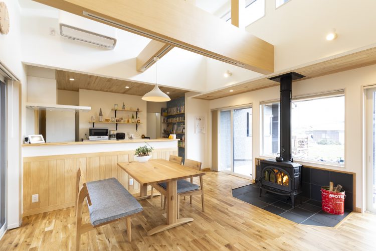 ログハウス風の内装にしました