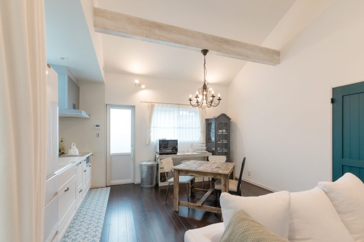 白を基調にしたおとぎばなしに出てくるようなダイニングにしました