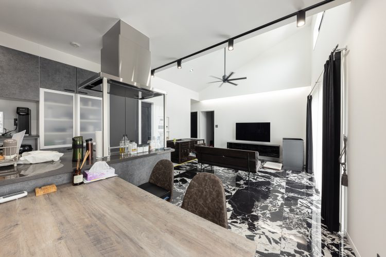 家族を見守れる広々したリビングをご紹介