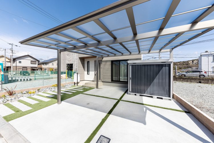 広々と駐車できる屋根付きガレージをご紹介