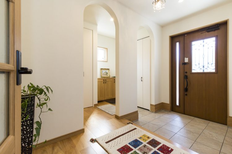 明るく開放感のある玄関をご紹介