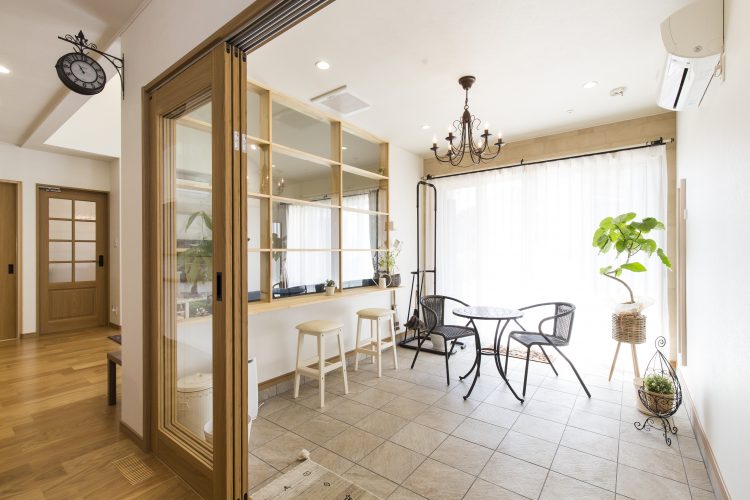 家の中と外に設置されたくつろぎのカフェスペースをご紹介