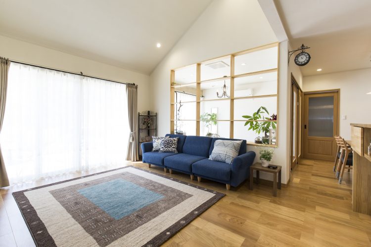 勾配天井を利用した広々リビングをご紹介