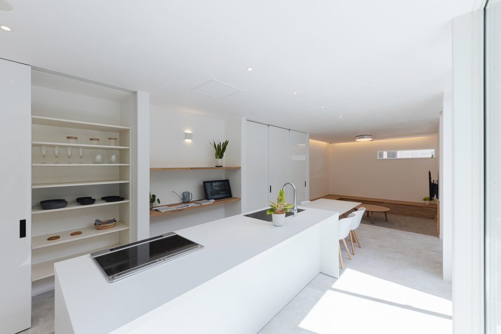 見せると隠すを両立させた収納棚