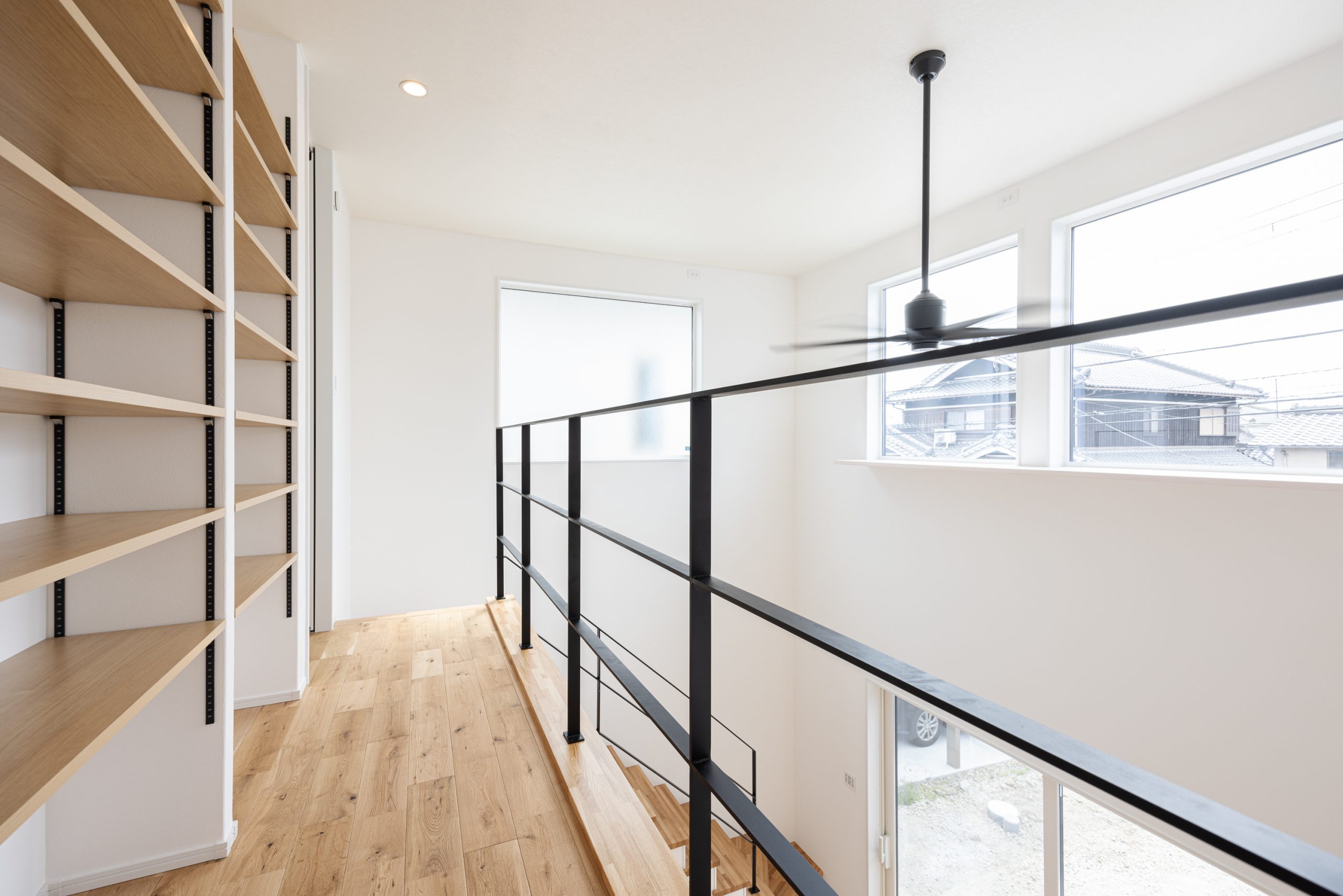 吹き抜け横に設置された大容量の本棚