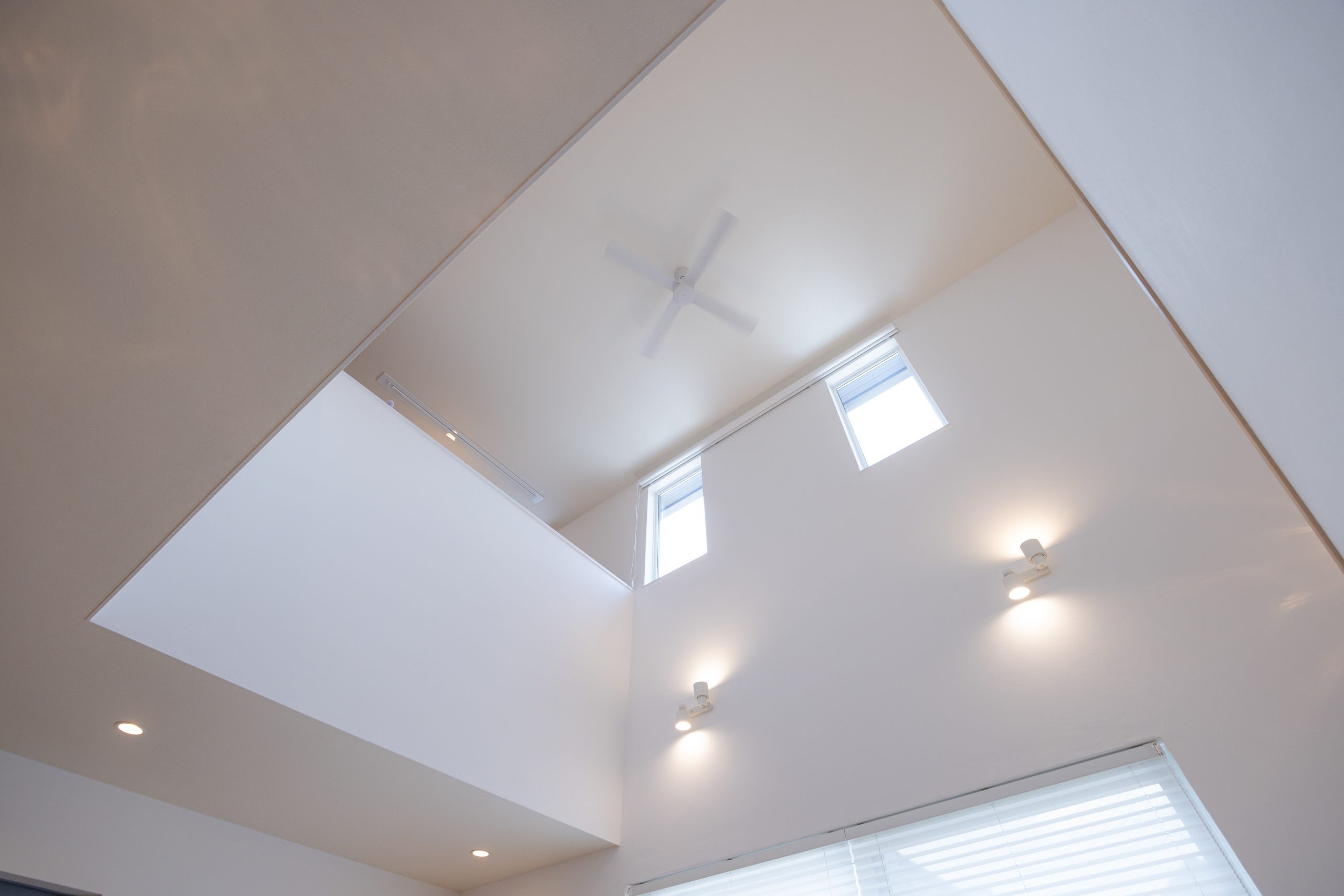 明るい光が差し込む吹き抜け