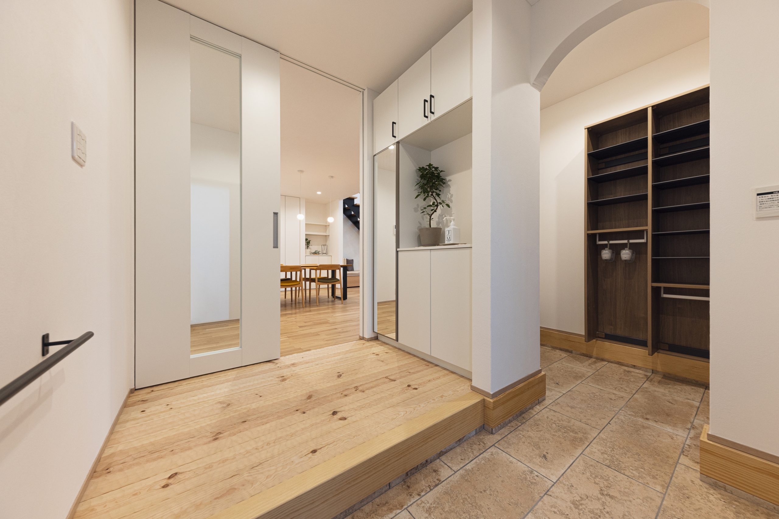 ウォークスルーのシューズクローク