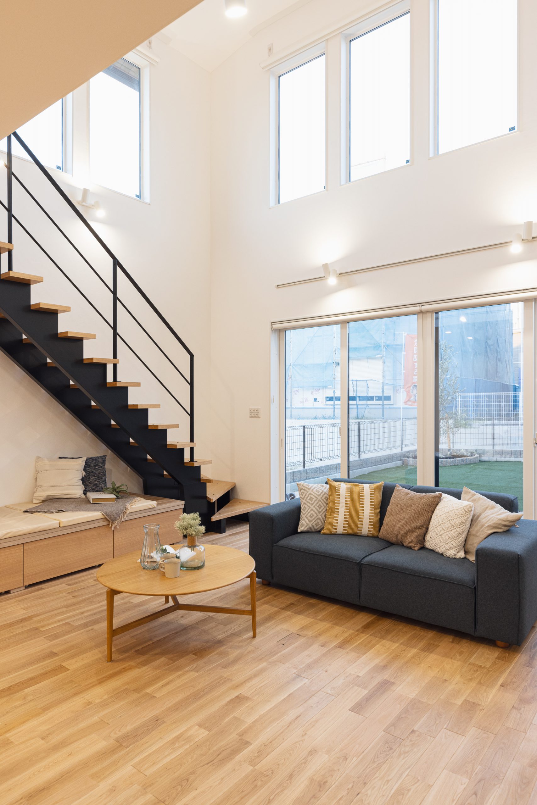 明るい光が差し込む吹き抜け