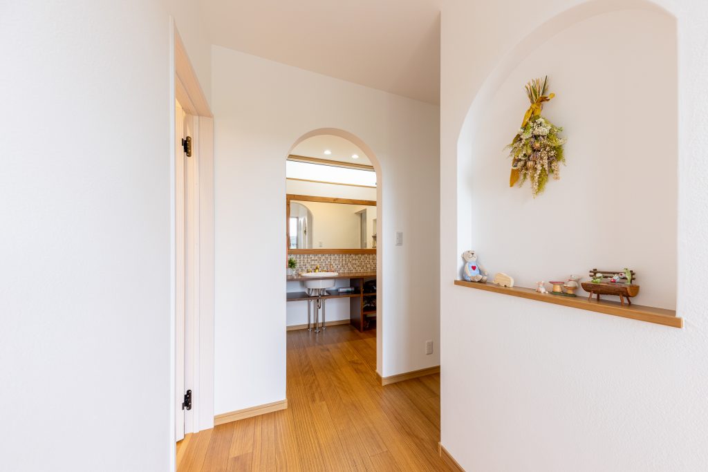 アーチ型で小物もかわいらしく、やらわかい雰囲気づくり