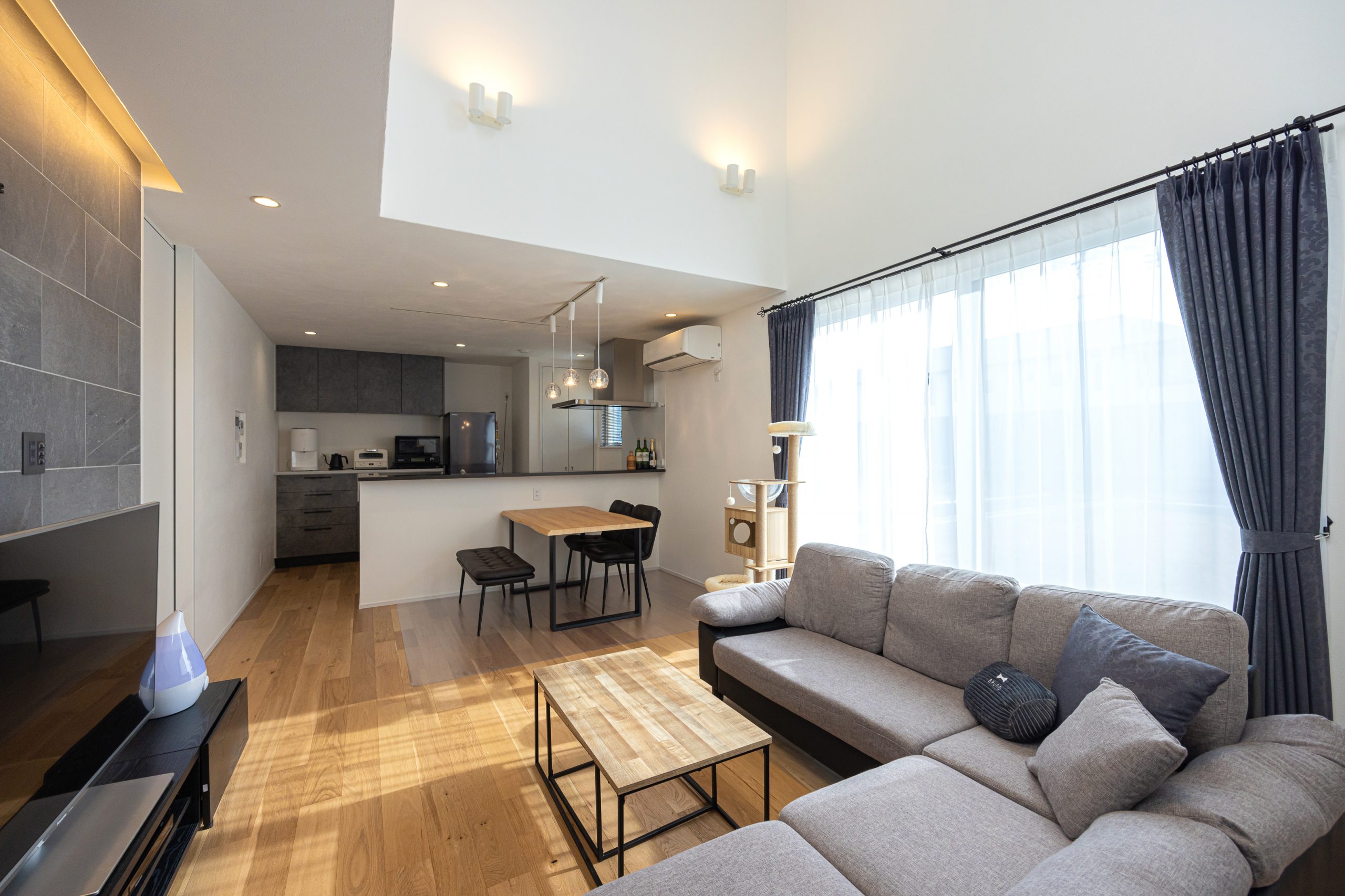 家族が楽しく集まれる吹き抜けリビング