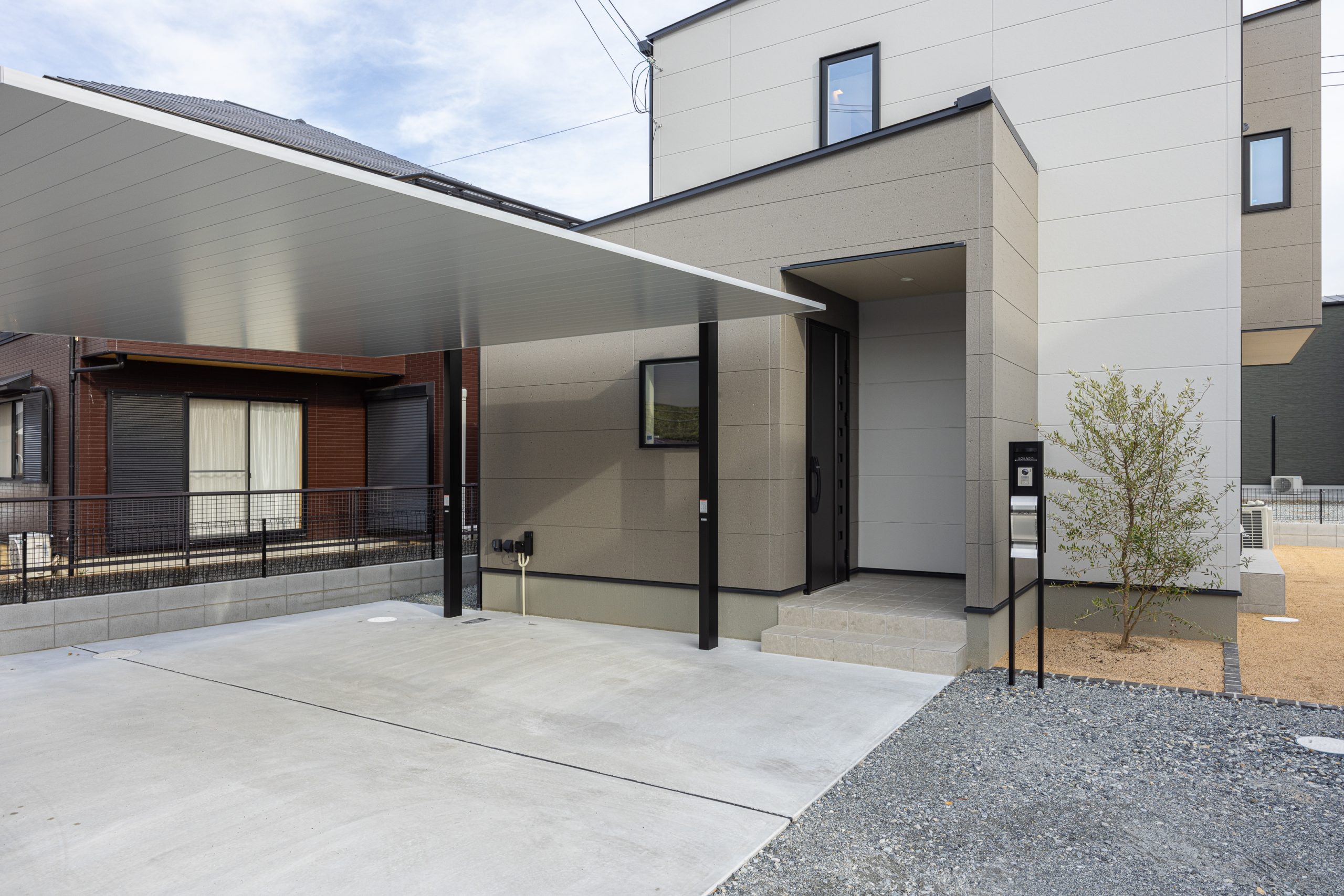 温かみのあるシンプルモダンなキューブ型の外観