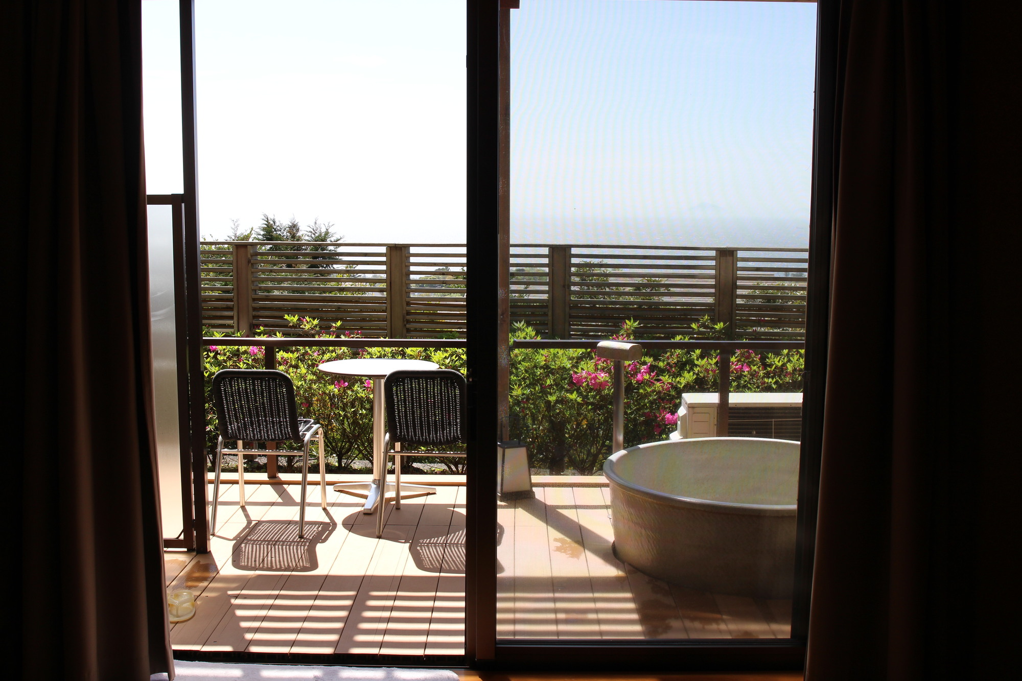 モダンリゾートな外観とマッチするデザイン