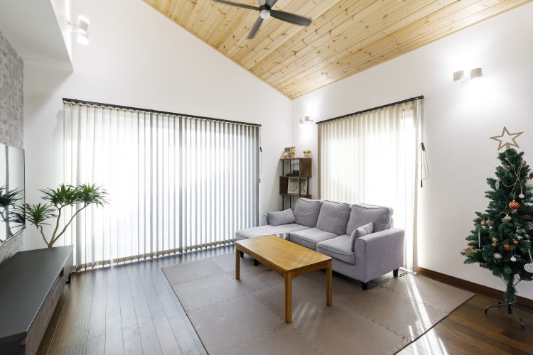 家族で過ごせる広々リビングが自慢の吹き抜けのある平屋