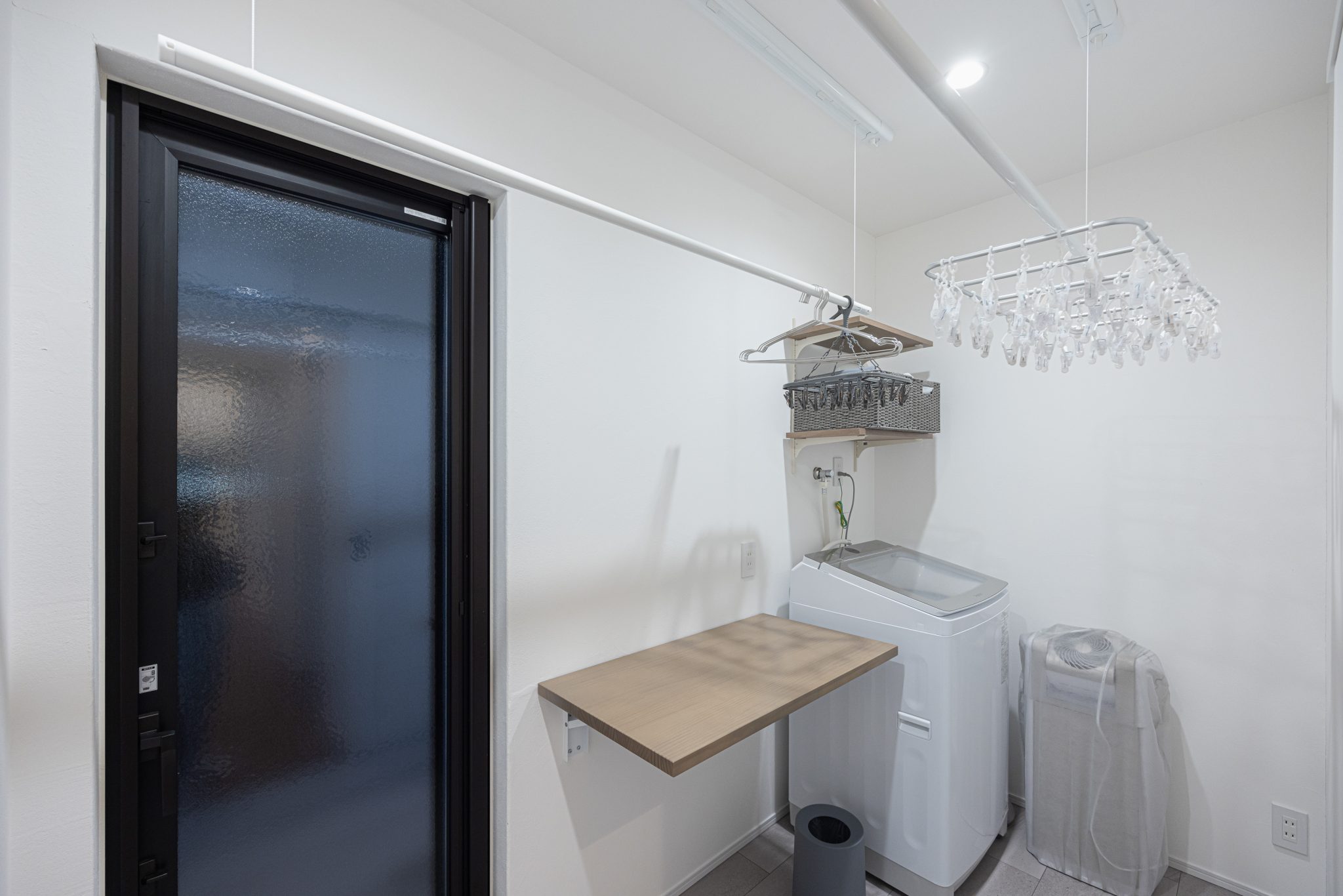 アイロン台などの作業スペースのあるランドリールーム