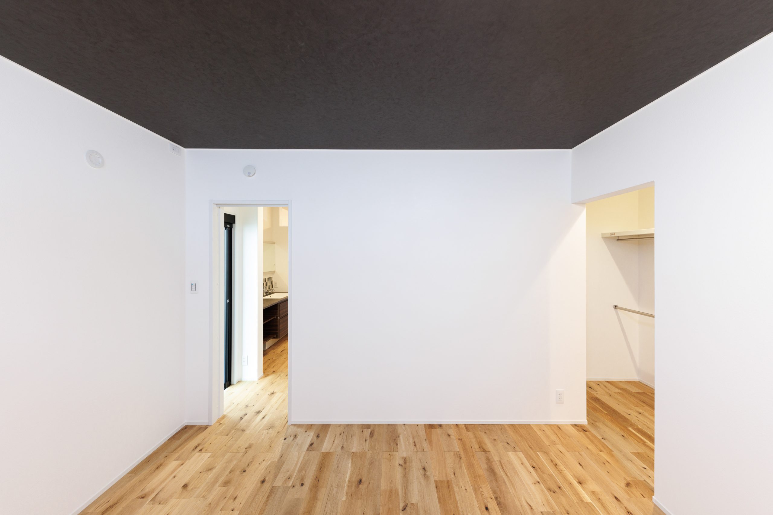 カラークロスと上部窓がアクセントの寝室