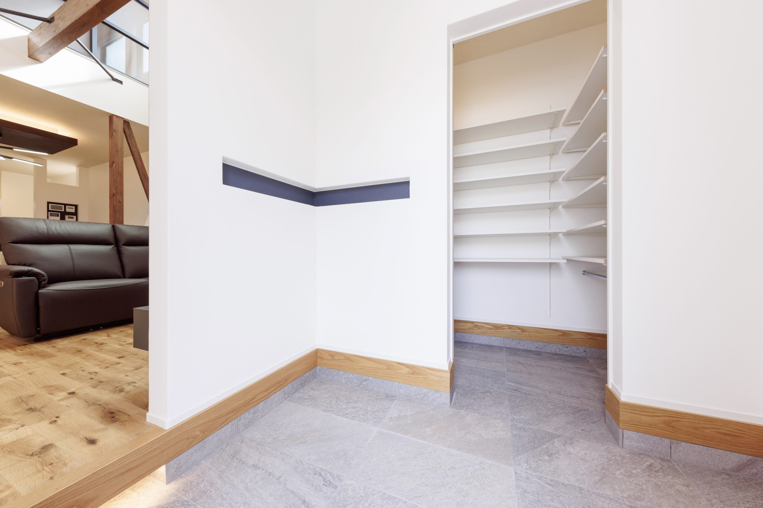 間接照明がアクセントのL字型ニッチがある玄関