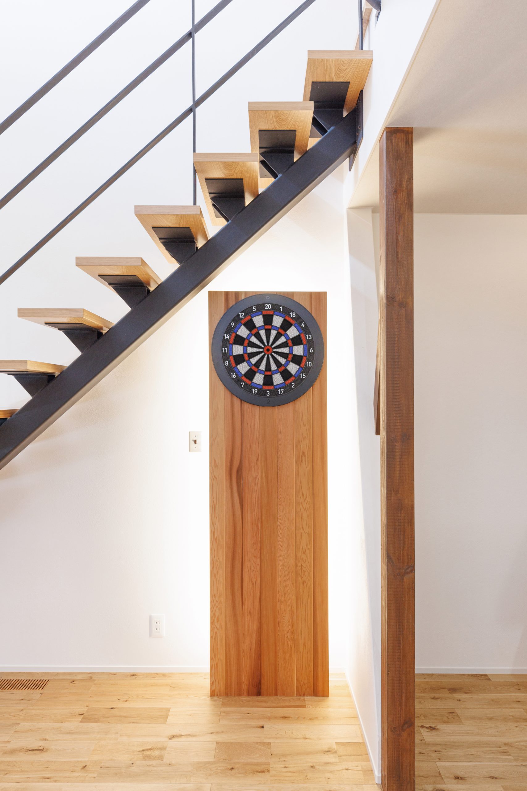 階段下スペースを活用したダーツボード