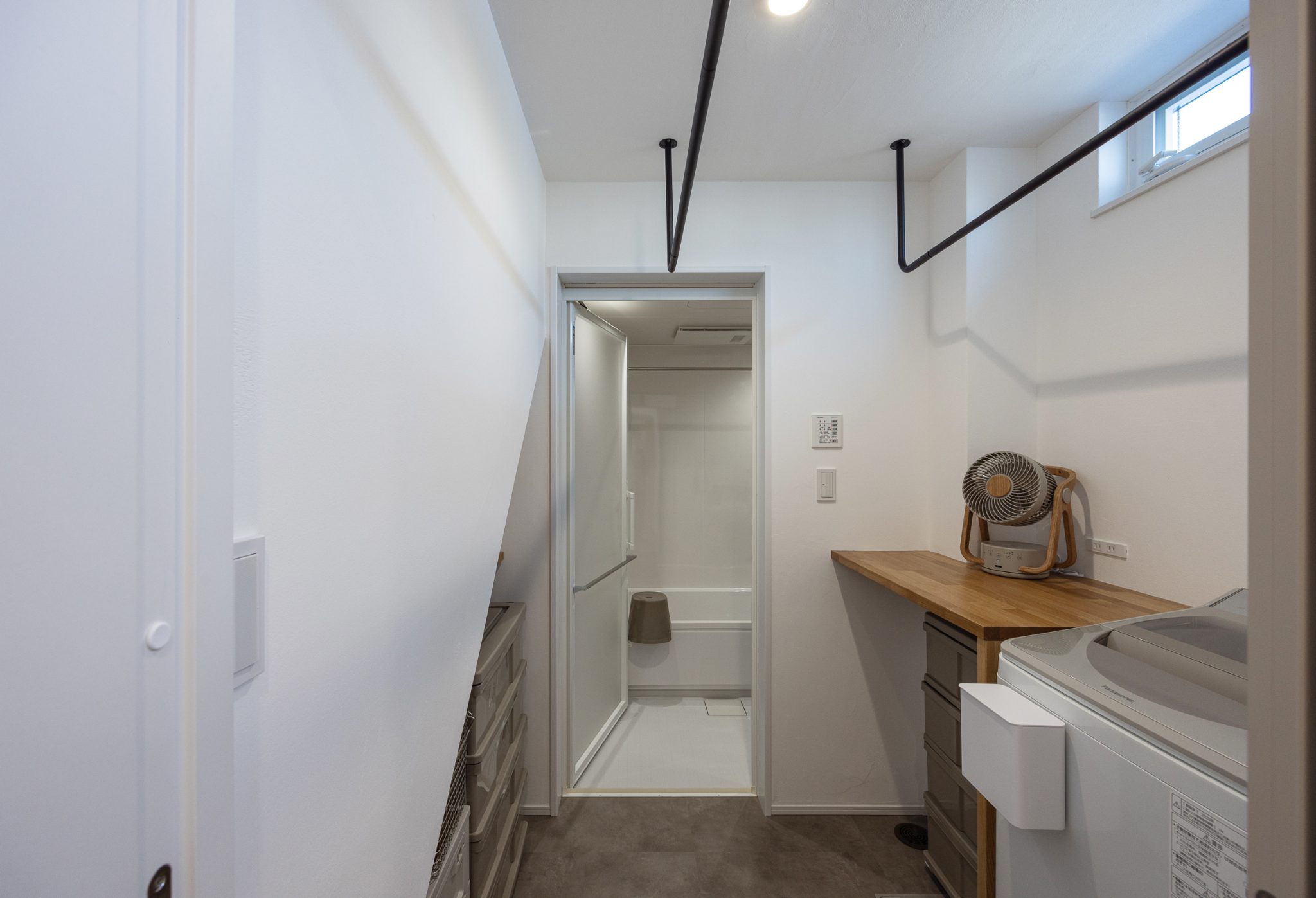 高窓で明るい陽射しが差し込むランドリールーム