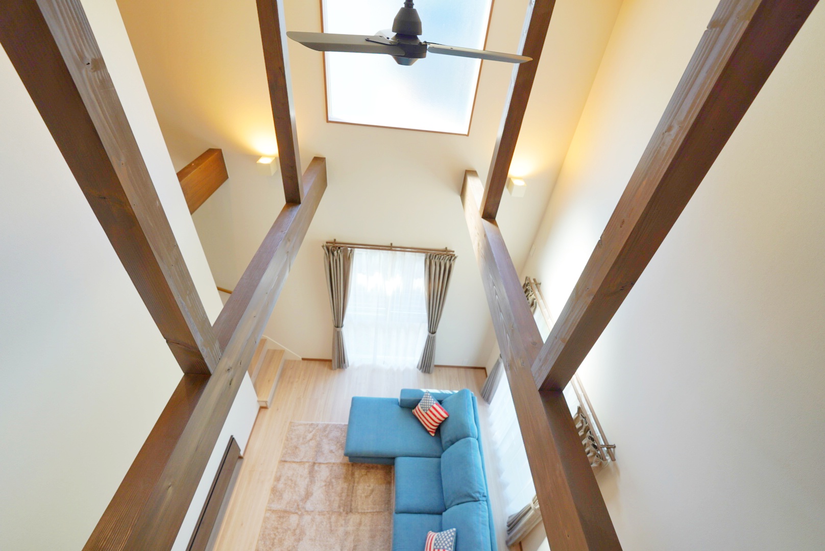 天井が高いことによる窓の位置や素材を工夫する