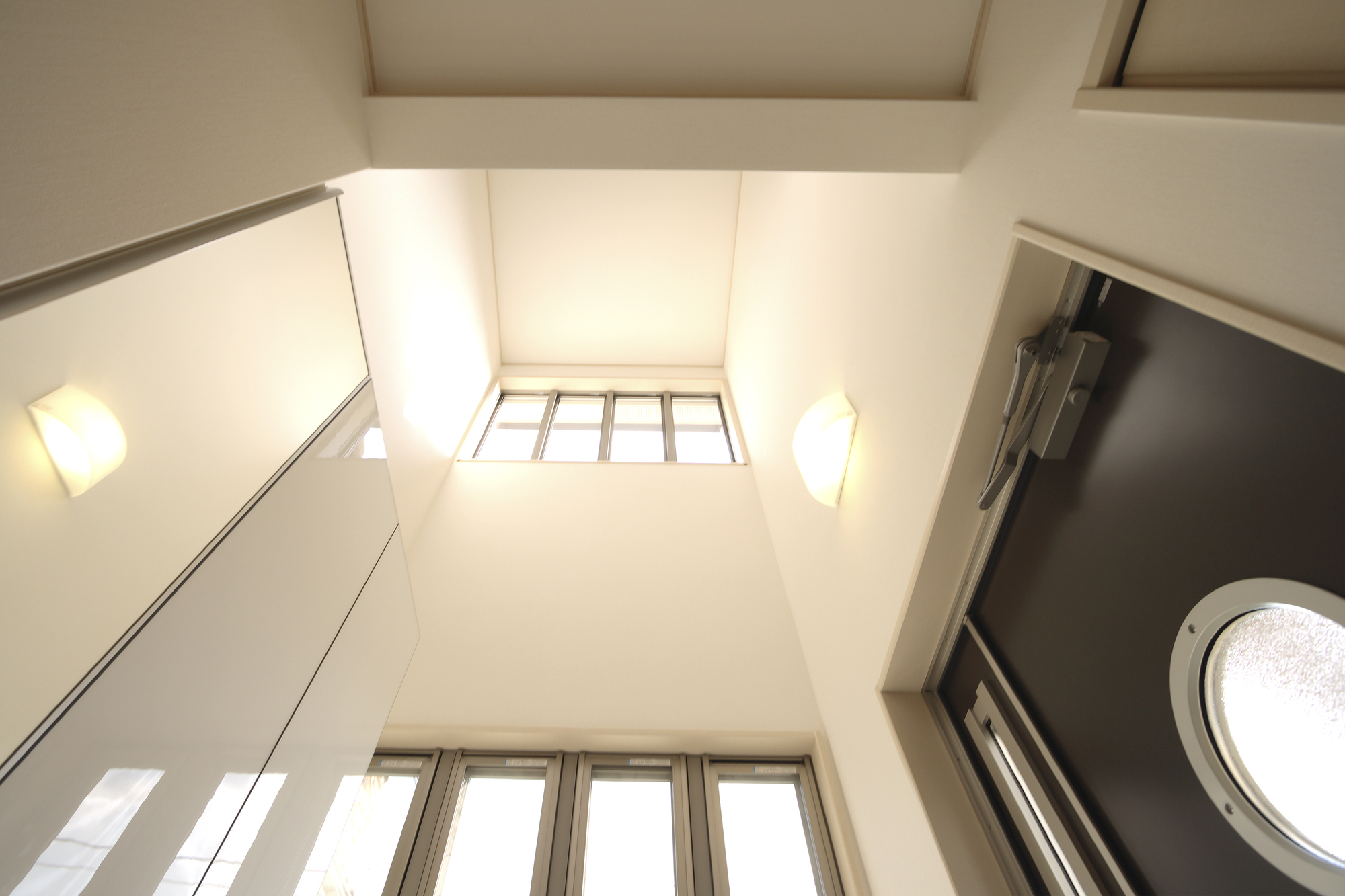 玄関に吹き抜けを設置するメリット・デメリットとは?玄関がおしゃれになるポイントとともに紹介