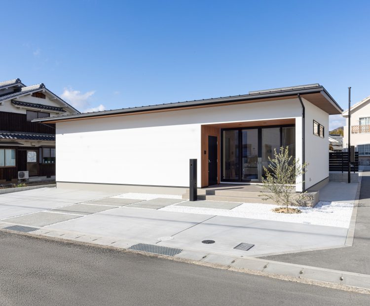 第12位:白が映える平屋外観