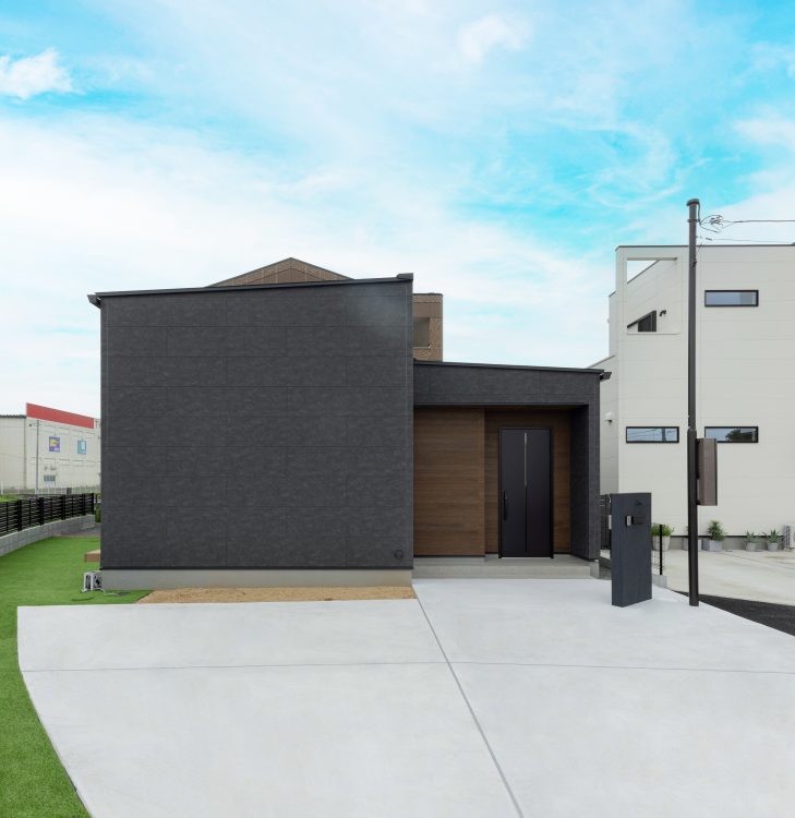 第15位:変形地に立つ重厚感あるシンプル外観