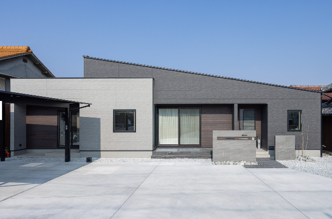 第11位:2トーンカラーのスタイリッシュなモダン平屋