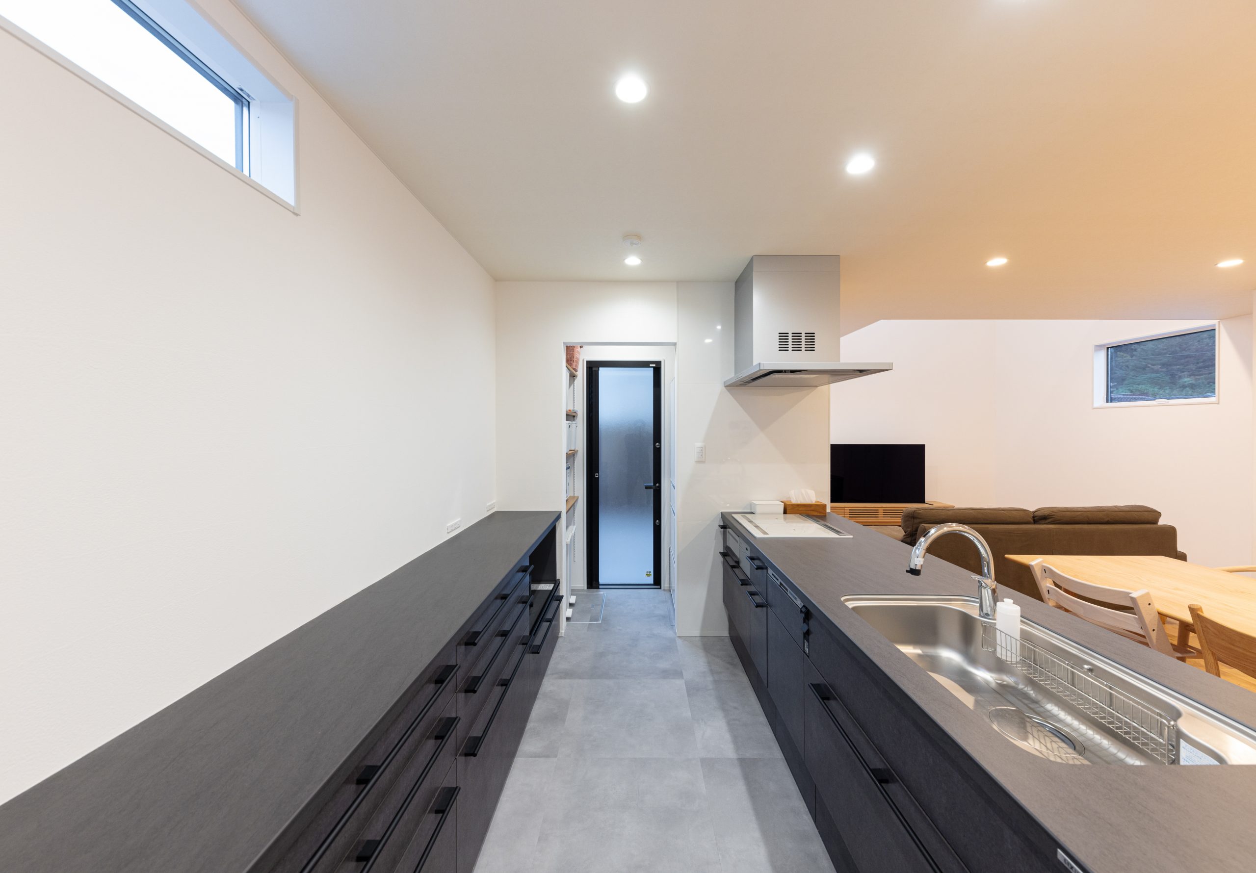 モノトーンで統一された、機能美あふれるキッチン空間