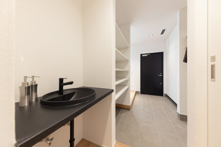 家族が集まる採光設計と一直線家事動線のある平屋